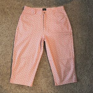 ⭐️ Women’s Lee brand floral capris